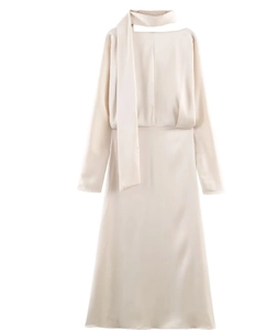 Gros plan sur la robe en satin champagne avec col écharpe et texture soie fluide