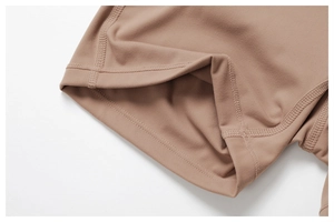 Gros plan des coutures doubles et de la texture mate sur l'ourlet du short de yoga