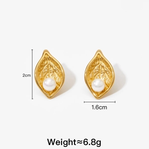 Detailed view of conch pearl earrings with 2cm height and 1.6cm width dimensions