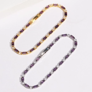 Details von Tennisarmbändern in Gold und Silber mit lila Zirkonia-Rechtecksteinen