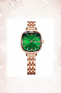 Détail du cadran carré vert émeraude avec bracelet en or rose et dateur intégré