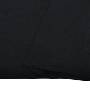Gros plan sur l'ourlet à double couture et la texture du tissu noir de haute qualité