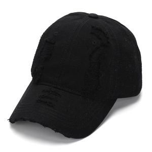 Schwarze Vintage-Baseballkappe aus Baumwolle mit Destroyed-Effekt und Rissen im Design