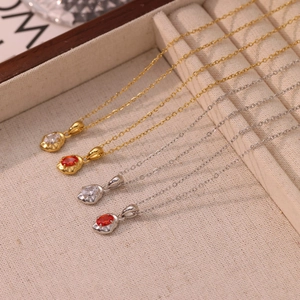 Colliers en acier titane avec pendentifs en cristal rouge et clair, finitions or et argent