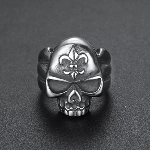 Gothic skull ring in polished stainless steel with engraved fleur-de-lis on the forehead