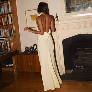 Robe longue beige dos nu élégante avec col bénitier et silhouette fluide et vaporeuse