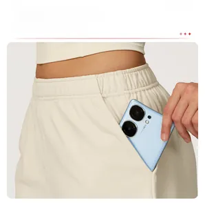 Détail du short de sport taille haute avec poche latérale pratique pour ranger un téléphone