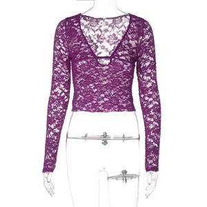 Détail rapproché de la dentelle florale violette et du décolleté en V profond du haut