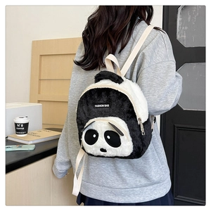 Detalle de la mochila de panda de peluche con correas ajustables y textura suave de piel sintética