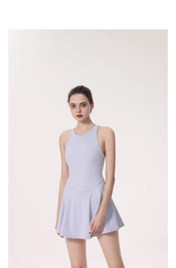 Détail d'une robe de tennis lavande avec dos nu et tissu sport à séchage rapide