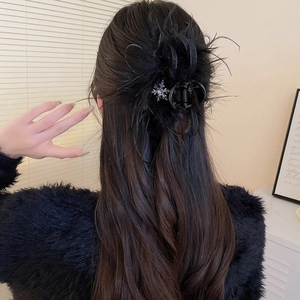 Pince à cheveux élégante en plumes d'autruche noires avec pompon flocon de neige argenté