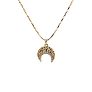 Collier doré avec pendentif lune et étoile serti de zircons pour femme sur fond blanc