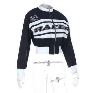 Dettaglio della giacca stile racer con contrasto bianco e nero e stampa lettere '89'