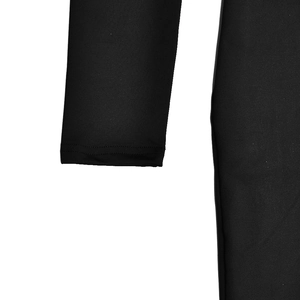Nahaufnahme der schwarzen elastischen Ärmelbündchen mit verstärkter Naht am Body