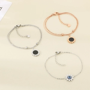 Détail de bracelets tournesol en argent et or rose avec breloques œil bleu sur cuir