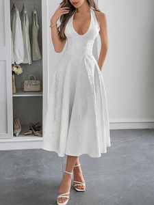 Dettaglio ravvicinato dell'abito bianco a lupetto con trama jacquard floreale fine