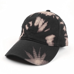 Détail de casquette tie-dye noir et beige avec visière courbée et couronne à 6 panneaux
