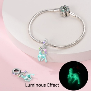 Charm élan lumineux sur bracelet en maille serpent avec émail vert et détails floraux