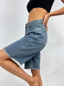 Women's vintage blue straight-leg denim Bermuda shorts with raw edges and washed finish