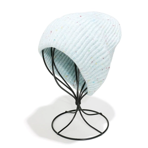 Gros plan sur un bonnet en tricot bleu clair avec points multicolores et texture côtelée
