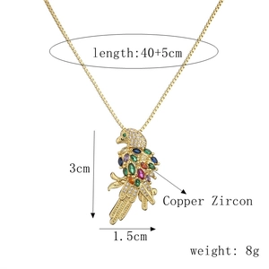Detail der Papagei-Halskette aus Gold und Kupfer mit bunten Zirkoniasteinen besetzt