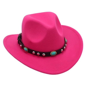 Dettaglio cappello cowboy rosa fucsia con pietra turchese e borchie argentate sulla fascia