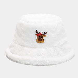 Dettaglio del cappello a secchiello in peluche bianco con ricamo di renna