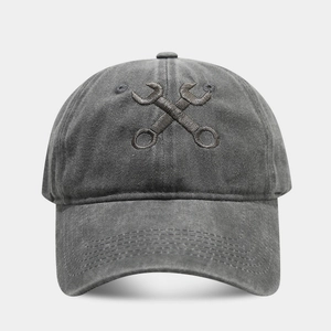 Dettaglio del ricamo chiave a croce e della texture in cotone lavato sul cappellino