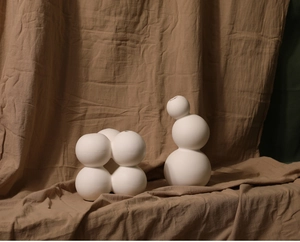 Moderne weiße matte Keramikvasen in geometrischen Formen für minimalistische Dekoration