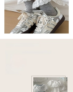 Détail de dentelle blanche sur chaussettes en coton gris avec baskets métallisées argentées