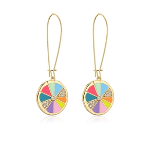Dettaglio di orecchini bohémien placcati oro con pendente smaltato arcobaleno e zirconi
