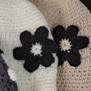Chapeau bob fait main au crochet avec fleurs en laine tricotée blanche et beige pour femme
