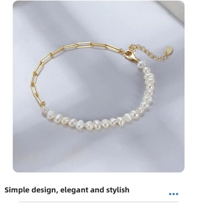 Dettaglio del bracciale in argento s925 con maglie dorate asimmetriche e perle barocche