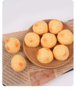 Modelli realistici di cibo in PVC takoyaki esposti su un piatto in legno rustico