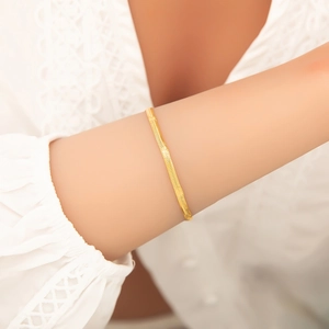 Elegant 18K gold-plated stainless steel star chain bracelet on a woman wrist