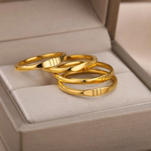 Minimalistische goldene Edelstahlringe mit Engelszahl 111 Set in einer Schmuckschatulle