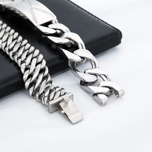 Vue macro d'un bracelet gourmette en acier argenté avec détails sertis de diamants CNC