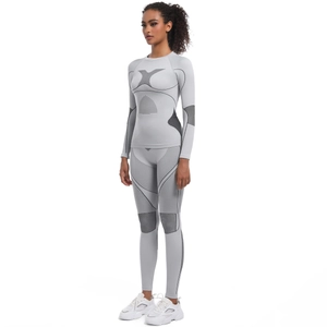 Détail de l'ensemble de sport gris sans couture avec lignes de contour noires et textures