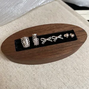 Détails des boucles d'oreilles fleurs en argent avec zircons sur un support en velours