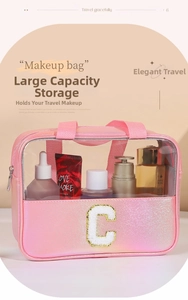 Dettaglio trousse trucco glitter rosa con toppa lettera C e sezione in PVC trasparente