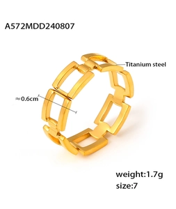 Makroansicht des 18k vergoldeten Titanstahlrings mit quadratischen Gliedern und 0,6 cm Breite