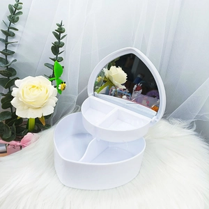 Detalle de joyero con forma de corazón con espejo interno y doble compartimento