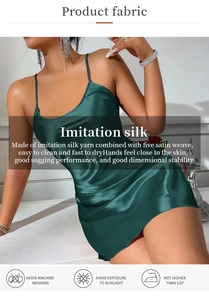Détail du satin de soie d'imitation vert foncé montrant une texture lisse et un drapé
