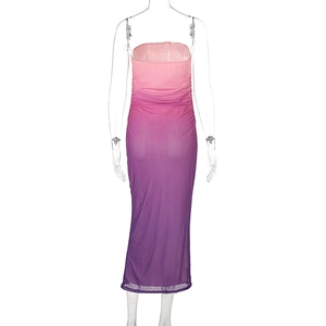 Détail d'une robe bustier moulante avec dégradé rose à violet et texture froncée