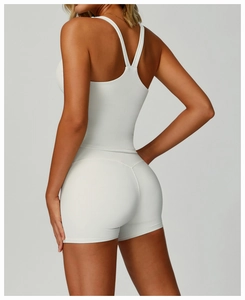 Détail de l'ensemble de yoga blanc côtelé avec haut dos nageur et short de sport