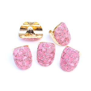 Boho Unregelmäßige Rosenquarz Naturstein Offener Ring Für Damen Vergoldete Legierung Rosa Strass Eingelegt Cocktailring