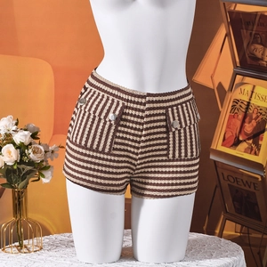 Detail van gestreepte tweed short met hoge taille, klepzakken en zilveren knoopaccenten