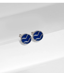 Detailansicht runder s925 Silber-Ohrstecker mit blauer Emaille und Wellenmuster-Gravur