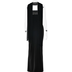 Dettaglio di elegante abito lungo nero con sciarpa coordinata e design con schiena scoperta