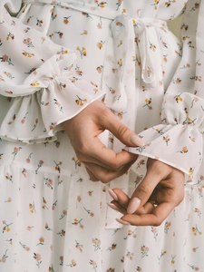 Abito corto floreale in chiffon con maniche a balze e laccetto in vita bianco